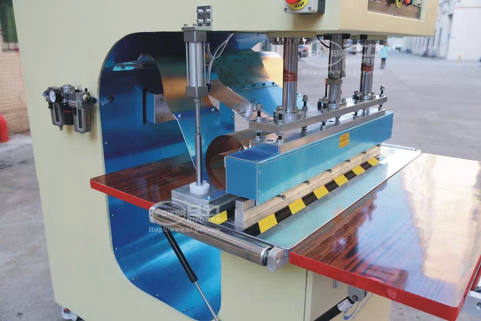 加寬版帆布熔接機(jī)/PVC蓬布熔接機(jī) 加寬版帆布熔接機(jī)/PVC蓬布熔接機(jī)